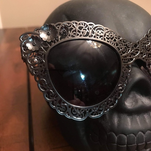 Floral Cat Eye Sunglasses - Picture 2 of 4